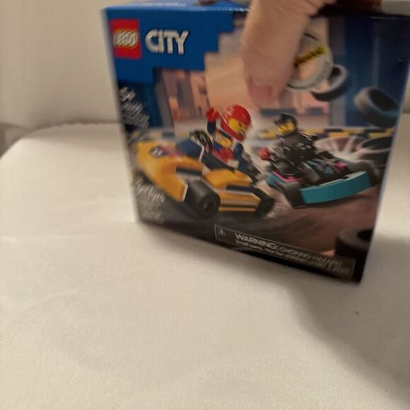 LEGO CITY:‎ Go-Karts and Race Drivers Set 60400 NEW IN BOX! - Picture 3 of 5